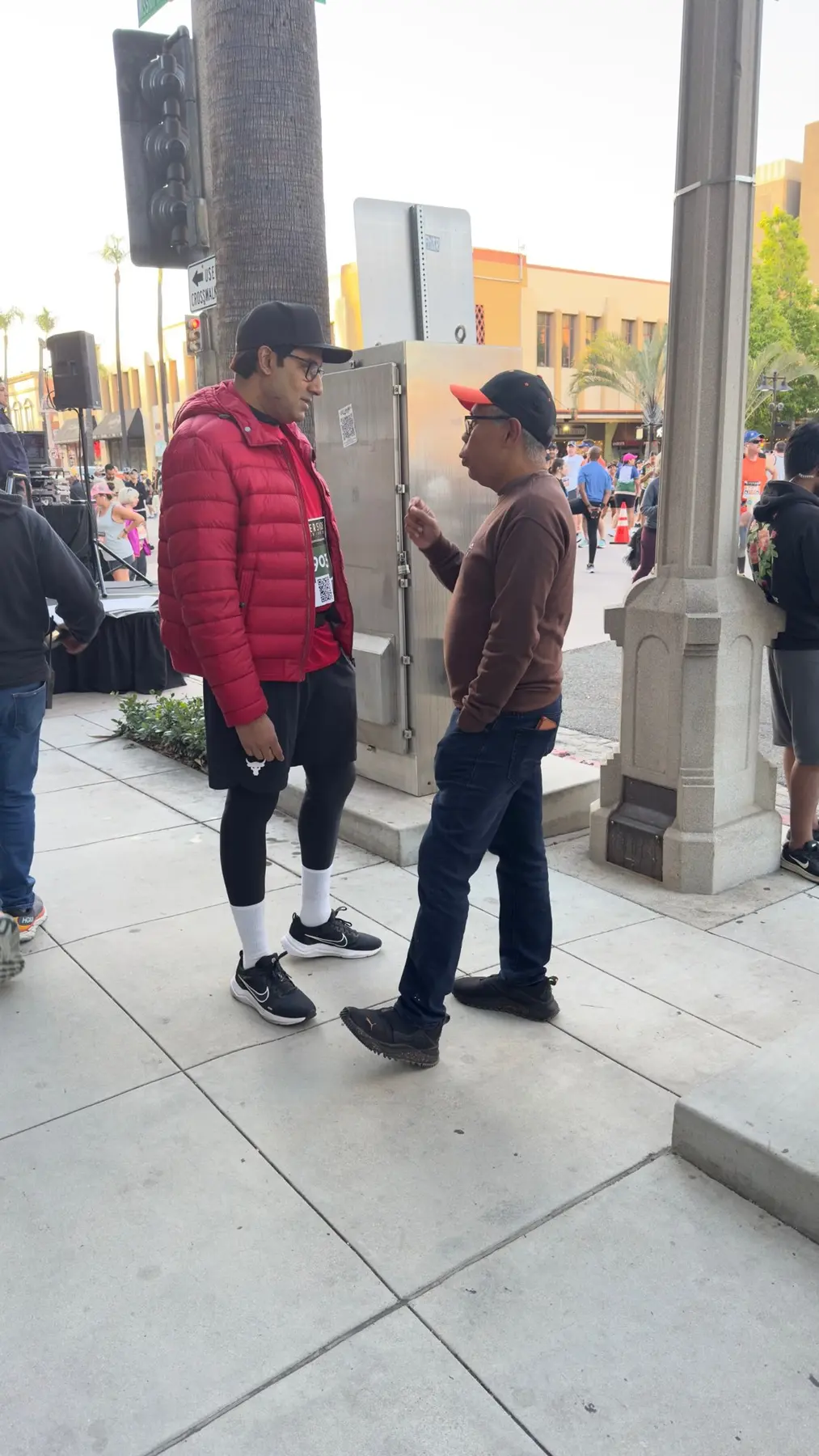 Arjun Sen speaking with Abhishek Bachchan between takes of the marathon scene